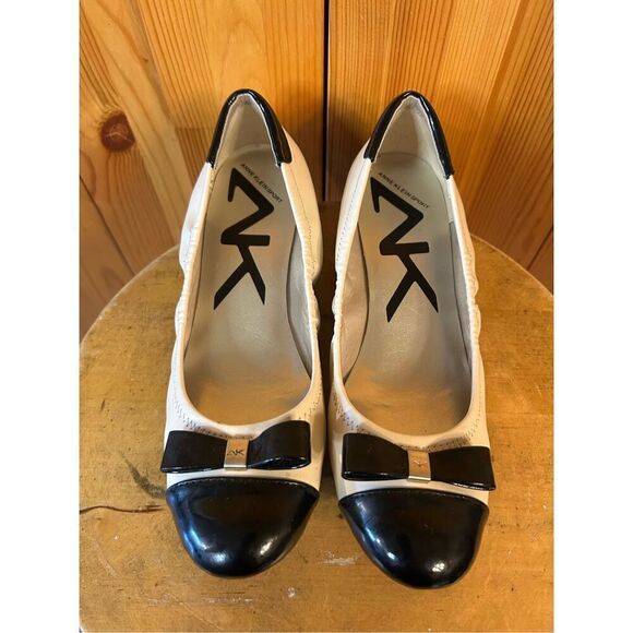 Anne Klein Sport Black Cream 1.75” Wedges Shoes Cap toe bow Size 7.5 Business Ca - Picture 2 of 8